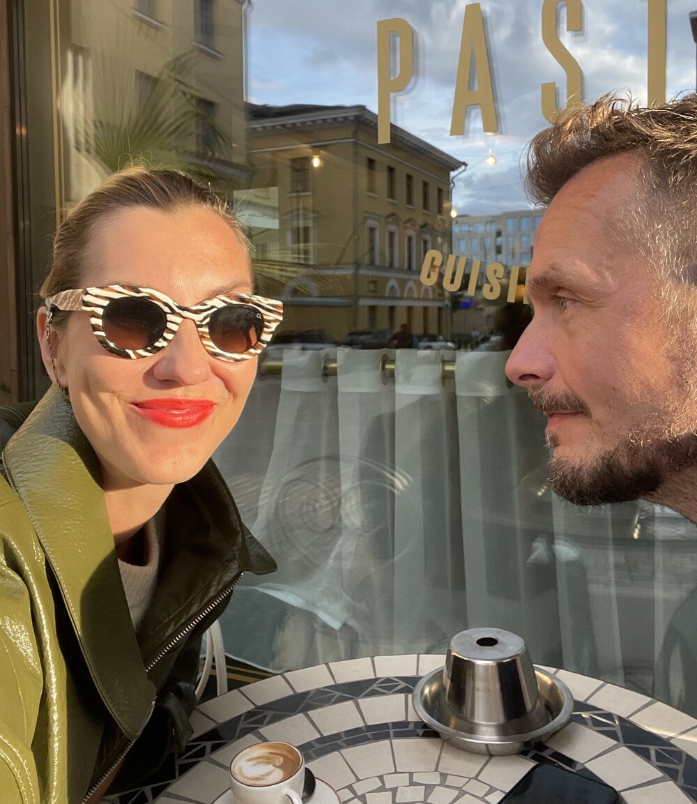 Ronja and Mika at a cafe
